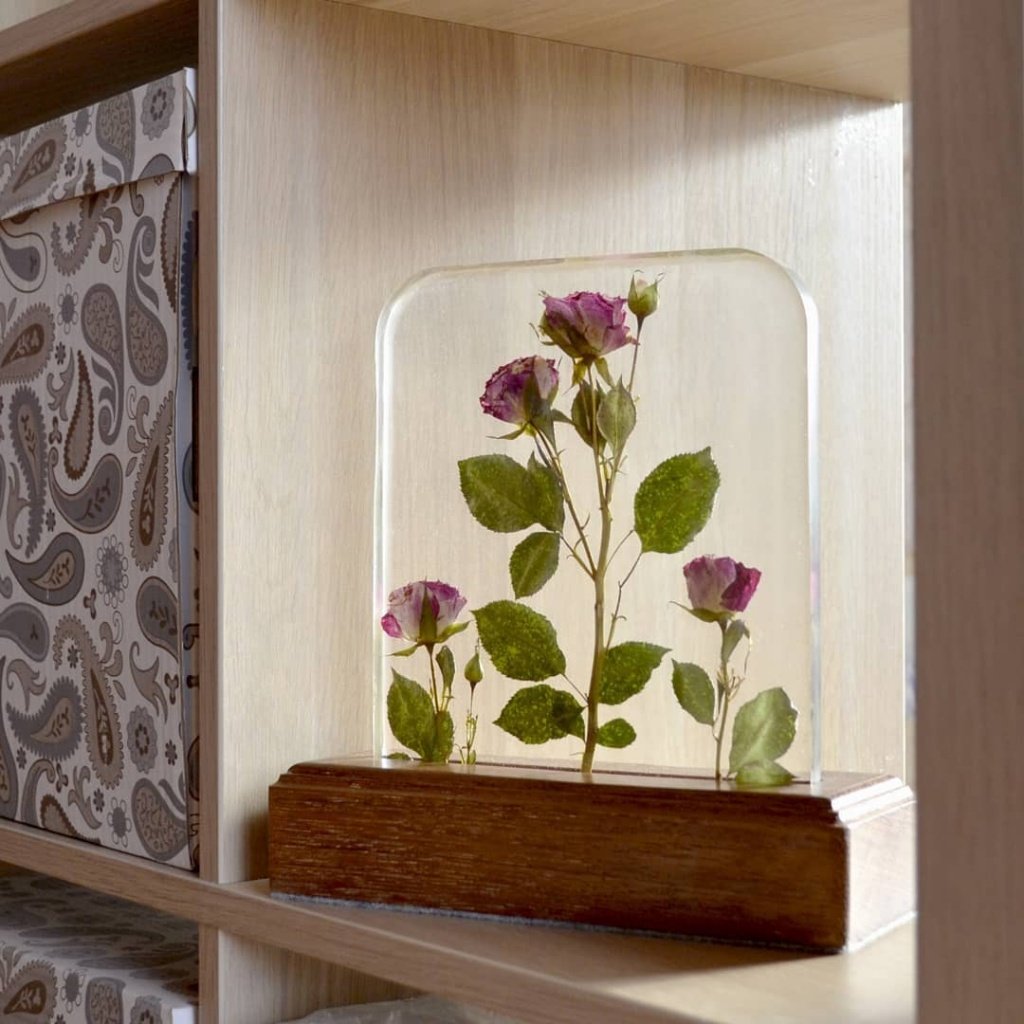 Светильник из смолы EpoximaxX. Автор @flowerslines