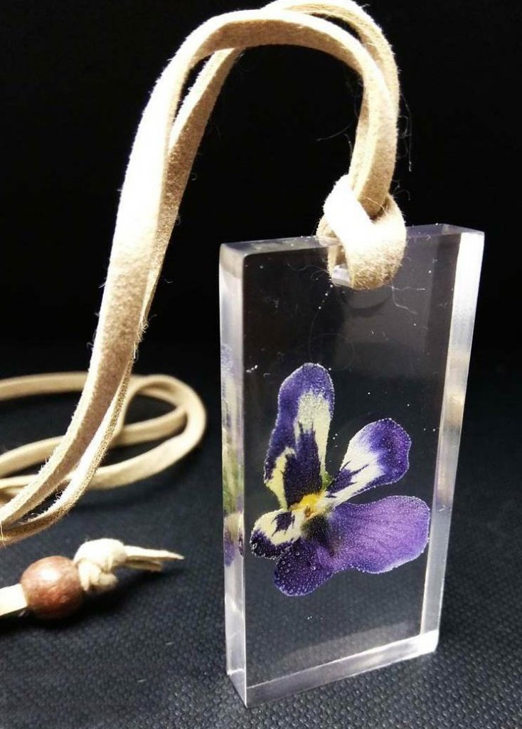 Подвеска из бесцветной смолы