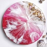 Картина из окрашенной смолы