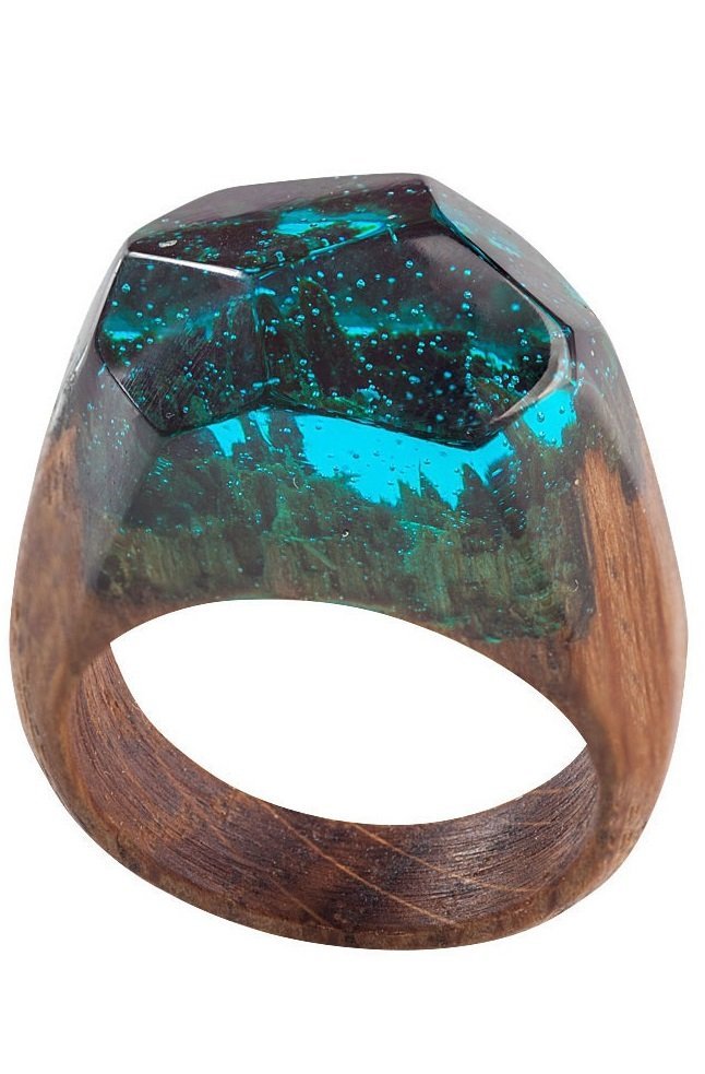 Кольцо из цветной светящейся смолы