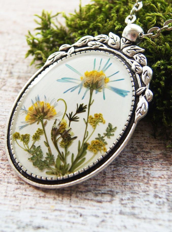 Белый кулон из эпоксидной смолы