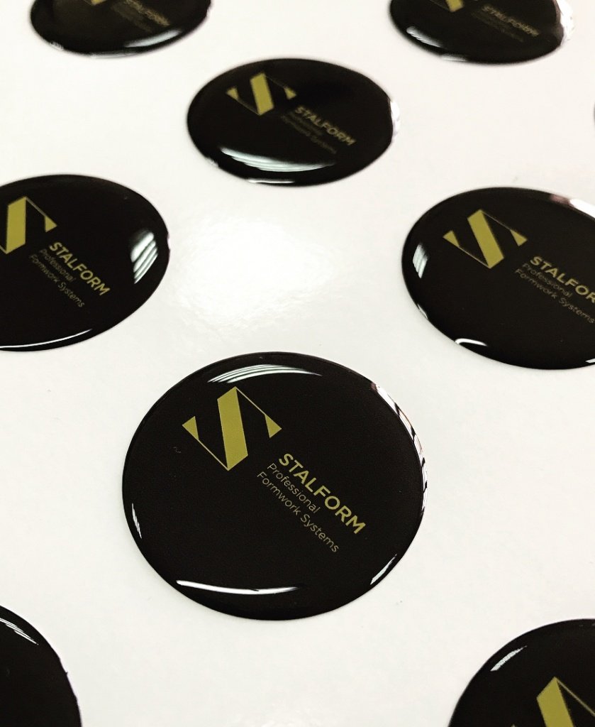 Объемные этикетки из литьевой смолы