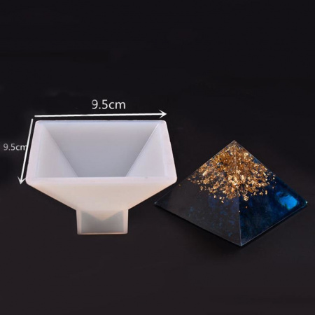 Силиконовый молд Пирамида 10*6 см